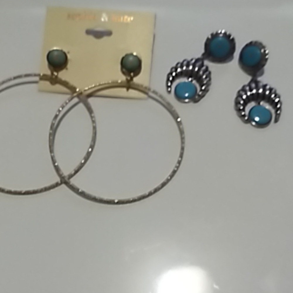 2 pairs of women's Earrings
